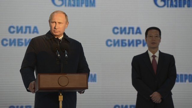 <p style="text-align: justify;">
	Владимир Путин и китайският вицепремиер Джан Гаоли по време на откриването на &bdquo;Силата на Сибир&ldquo;. <em>Снимка: Ройтерс</em></p>
