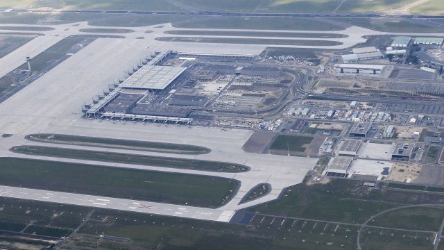 <p>
	Все още не е ясна точната дата на откриване на новото летище край Берлин. <em>Снимка: Ройтерс</em></p>
