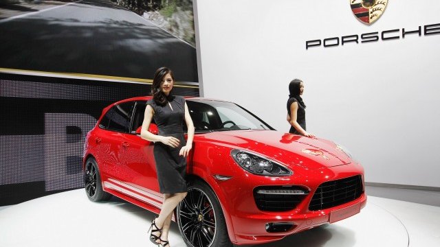 <p>
	С всяка продадена нова кола Porsche печели средно през първата половина на годината по 16 826 евро. <em>Снимка: Getty Images News</em></p>
