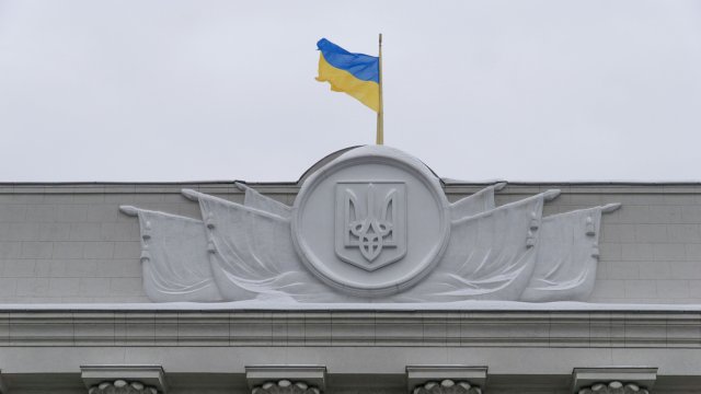 Украинското знаме на покрива на сградата на финансовото министерство на страната. Снимка: Bloomberg L.P.