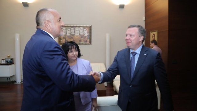 <p>
	Бойко Борисов (вляво) и Кирил Комаров. <em>Снимка: Министерски съвет</em></p>
