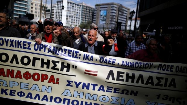 <p>
	Протести в Атина срещу планираните намаления на пенсиите. <em>Снимка: Ройтерс</em></p>
