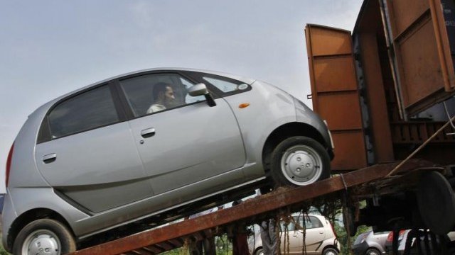 <p>
	Tata Motors произвежда все още най-евтиният в света автомобил. <em>Снимка: Ройтерс</em></p>
