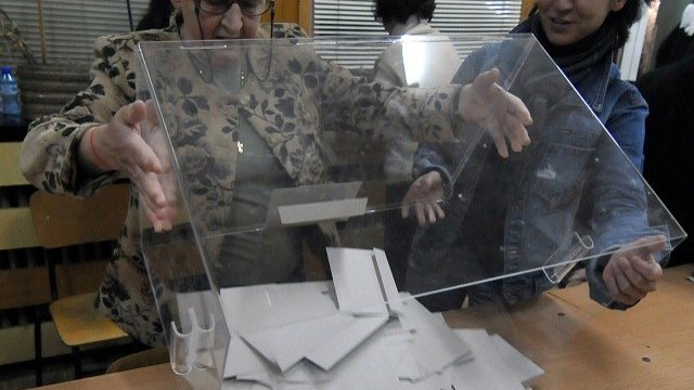 <p>
	<em>Два дни ЦИК обработваше данните от референдума</em>. Снимка: БТА</p>
