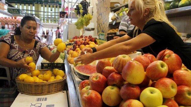 <p>
	Цените на храните падат, кълне се Найденов. <em>Снимка: Ройтерс</em></p>
