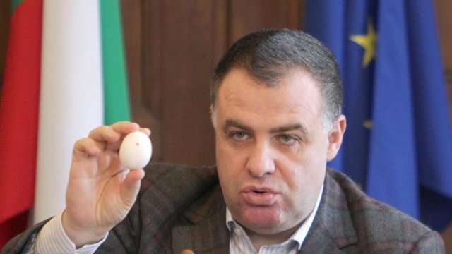 <p>
	Министърът говори уверено и за яйцата, и за борсата. Във втория случай обаче не му се получава. Снимка: МЗХ</p>

