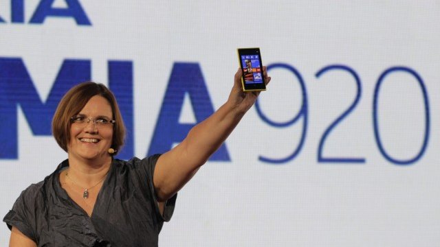 <p>
	Nokia Lumia 920 трябва да спаси финландците. <em>Снимка: Ройтерс</em></p>

