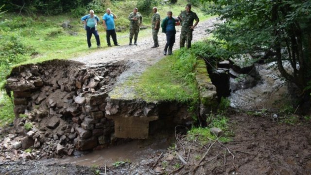 <p>
	Поройните дъждове през последния месец предизвикаха редица щети в тетевенското село Глогово. <em>Снимка: БТА</em></p>
