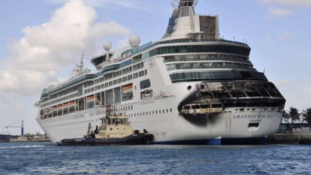 <p>
	&nbsp;Обгорелият круизен кораб Grandeur of the Seas. <em>Снимка: Ройтерс</em></p>
