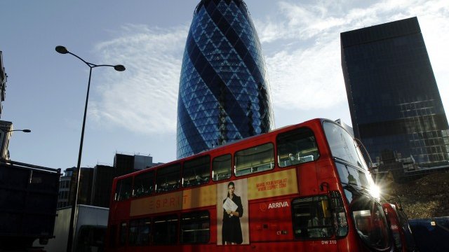 <p>
	Сградата се превърна в истински символ на Лондон. <em>Снимка: Ройтерс</em></p>
