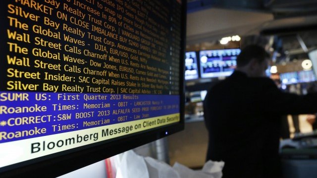 <p>
	Ползването на терминал на Bloomberg струва около 20 000 долара на година. <em>Снимка: Ройтерс</em></p>
