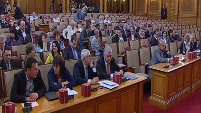 <p>
	Депутати от БСП и ДПС, както и трима представители на ГЕРБ, обсъждат ремонта на бюджета на НЗОК. <em>Снимка: НС</em></p>
