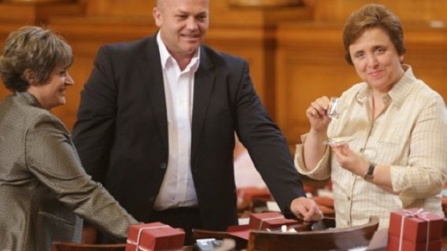 <p>
	Депутати се радват на малките подаръци, които получиха в последния работен ден на 42-то НС. <em>Снимка: БТА</em></p>
