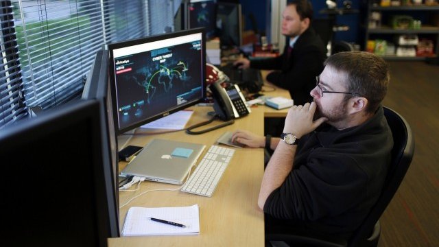 <p>
	Анализатори работят по разследването на атаката срещу Sony. <em>Снимка: Ройтерс</em></p>
