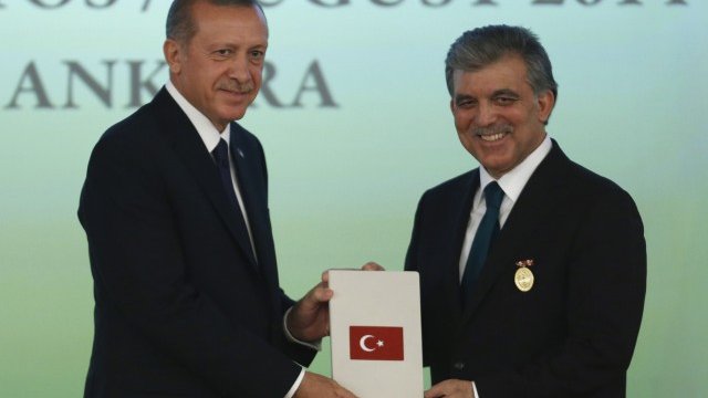 <p>
	Реджеп Тайип Ердоган и Абдула Гюл. <em>Снимка: Ройтерс</em></p>
