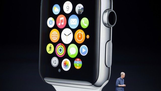 <p>
	Тим Кук по време на презентацията на Apple Watch, Снимка: <em>Архив Ройтерс</em></p>
