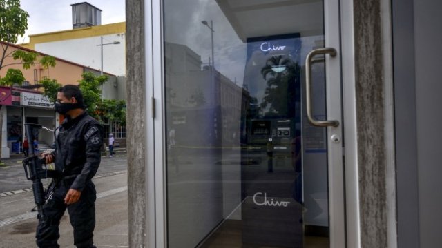 <p>
	Криптомат за биткойни в Ел Салвадор. <em>Снимка: Bloomberg L.P.</em></p>
