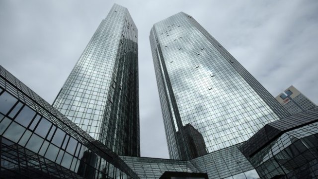 <p>
	Сградата на Deutsche Bank във Франкфурт.<em> Снимка: Ройтерс</em></p>

