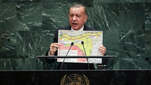 <p>
	Реджеп Ердоган показва карта на зоната за сигурност в Сирия пред Общото събрание на ООН. <em>Снимка: Getty</em></p>
