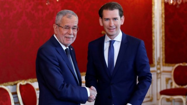 <p>
	Президентът на Австрия Александър Ван дер Белен и победителят от предсрочните парламентарни избори и бивш австрийски канцлер Себастиан Курц. <em>Снимка: Ройтерс</em></p>
