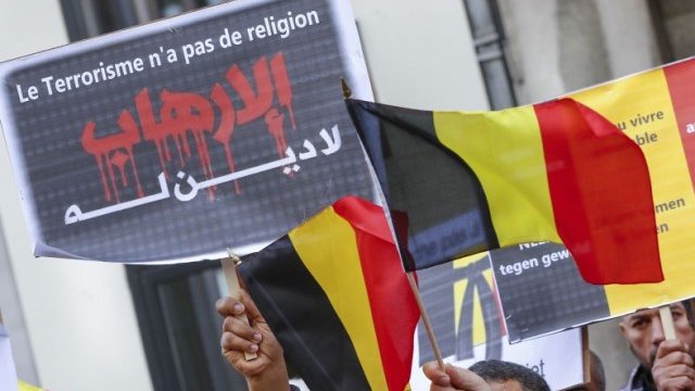 <p>
	Представители на мюсюлманската общност в Белгия почетоха жертвите от атентатите през март с демонстрация срещу тероризма. <em>Снимка: архив, Ройтерс</em></p>
