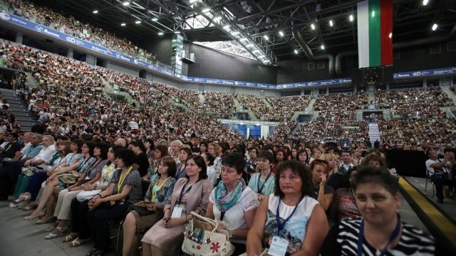 <p>
	12 000 учители обсъждат реформата на образованието в зала &quot;Арена Армеец&quot;. <em>Снимка: БТА</em></p>
