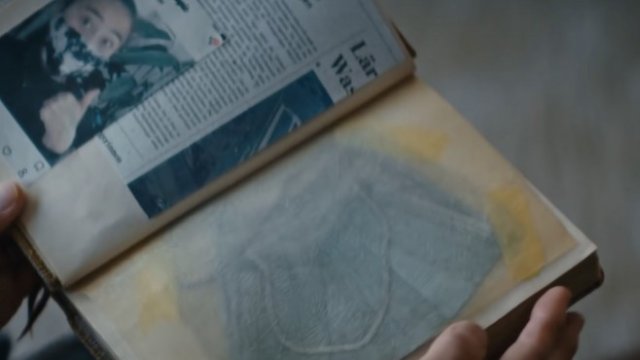 <p>
	&quot;Ветеран от битката срещу Covid-19 разглежда албума с маската си&quot; - част от кампанията на германското правителство. <em>Снимка: Investor.bg</em></p>
