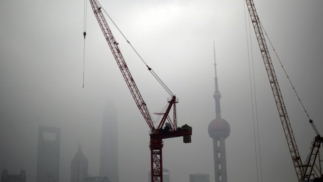 <p>
	Шанхай вероятно ще бъде сред петте най-големи общински икономики след 16 години. <em>Снимка: Ройтерс</em></p>
