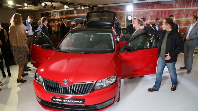 <p>
	Rapid Spaceback при премиерата си.<em> Снимка: Skoda </em></p>
