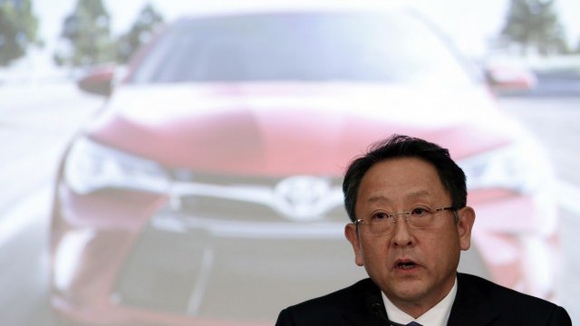 <p>
	Президентът на Toyota Акио Тойода при представянето на финансовите резултати. <em>Снимка: Ройтерс</em></p>
