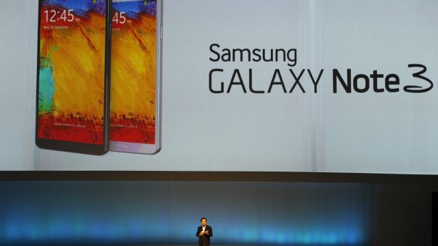 <p style="text-align: justify;">
	Samsung Note 3 затвърди водещите позиции на технологичния гигант на пазара на смартфони с огромни дисплеи. <em>Снимка: Ройтерс</em></p>
