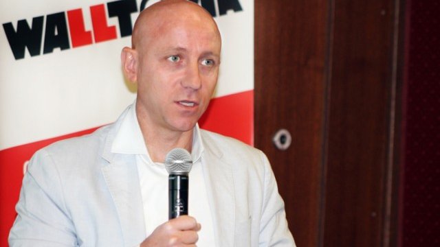 <p>
	Ивайло Пенчев напуска &quot;Екстрапак&quot;, за да основе Walltopia. Днес компанията му е&nbsp;най-големият производител на стени за катерене в света. <em>Снимка:&nbsp;Walltopia</em></p>
