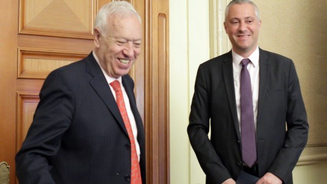 <p>
	Министърът на външните работи на Испания Хосе Мануел Гарсия-Маргайо и Марфил (вляво) и Божидар Лукарски. <em>Снимка: БТА</em></p>
