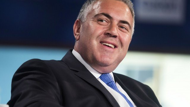 <p>
	Австралийският министър на финансите Джо Хоки.&nbsp;<em>Снимка: Ройтерс</em></p>
