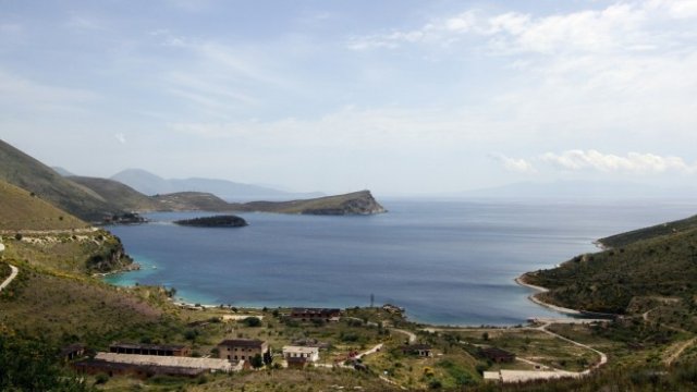 <p>
	Албанският залив <span class="st">Порто Палермо<em>. Снимка: Архив Ройтерс</em></span></p>
