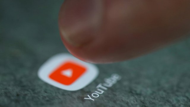 <p>
	Иконата за приложението на YouTube за мобилни устройства.&nbsp;<em>Снимка: Ройтерс</em></p>
