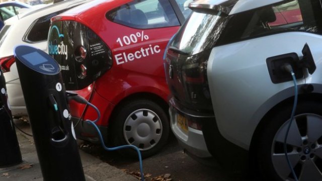 <p>
	Според прогнозите до 2030 г., когато забраната за бензинови и дизелови автомобили ще влезе в сила, в Ирландия вече ще има 950 хил. електрически превозни средства. <em>Снимка: архив, Ройтерс</em></p>
