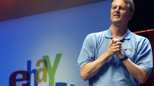<p style="text-align: justify;">
	Изпълнителният директор на eBay Джон Донахю е изключително щастлив от сделката. <em>Снимка: Ройтерс</em></p>
