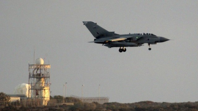 <p>
	САЩ започнаха въздушни удари срещу бойците на &bdquo;Ислямска държава&ldquo; в Ирак на 8 август. <em>Снимка: Рoйтерс</em></p>
