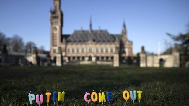 <p>
	&nbsp;Протестна акция срещу войната пред Двореца на мира в Хага. <em>Снимка: EPA/REMKO DE WAAL</em></p>
