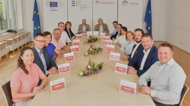 <p>
	При подписването. Снимка: ПроКредит Банк&nbsp;</p>
