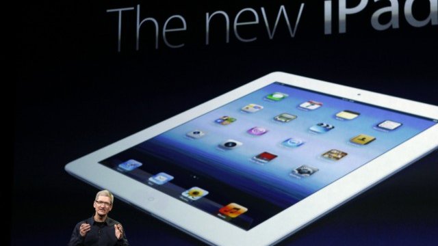 <p>
	Изпълнителният директор на Apple Тим Кук при представянето на таблета.<em> Снимка: Ройтерс</em></p>
