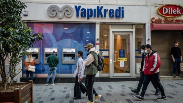 <p>
	Пешеходци минават покрай банков клон на Yapi ve Kredi Bankasi AS в Истанбул, Турция, в сряда, 2 февруари 2021 г. Турската инфлация се ускорява за пореден месец. <em>Снимка: Nicole Tung/Bloomberg</em></p>
