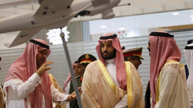 <p>
	Министърът на отбраната на Саудитска Арабия принц Мохамед бин Салман (в центъра) на изложение за отбранителна техника в Абу Даби през февруари. <em>Снимка: Ройтерс</em></p>
