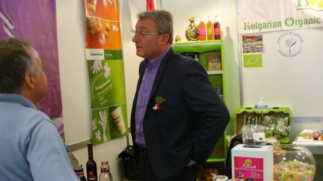 <p>
	Щандове с български биопродукти на &bdquo;БиоАгра 2015&ldquo;. <em>Снимка: Международен панаир Пловдив</em></p>
