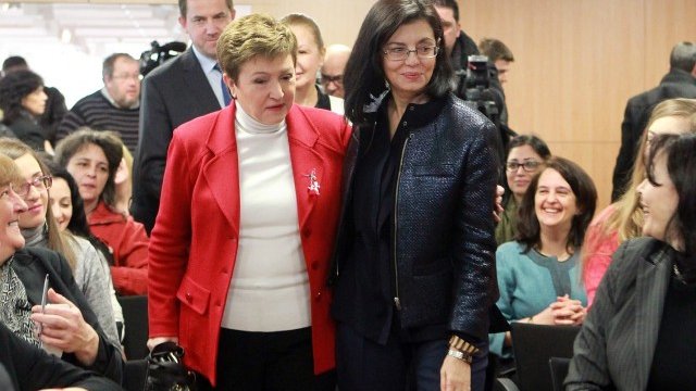 <p>
	Кристалина Георгиева участва като гост-лектор в поредицата "Европейски дебати", организирани по инициатива на вицепремиера Меглена Кунева. <em>Снимка: БТА</em></p>
