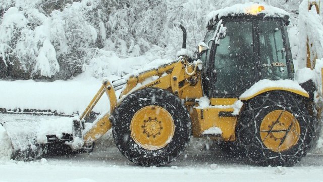 <p>
	Почистването на пътищата в областите Смолян и Кърджали е силно затруднено. <em>Снимка: БТА</em></p>

