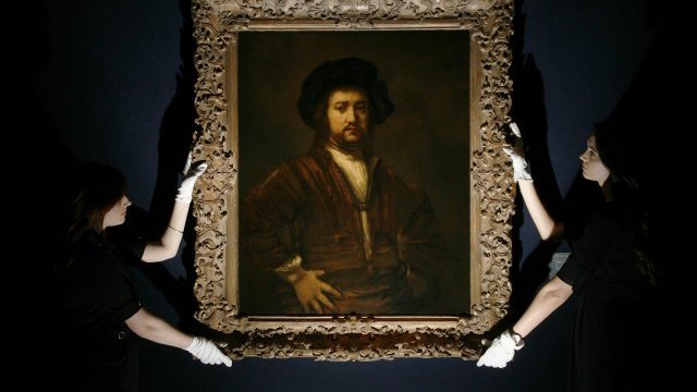 <p>
	&quot;Портрет на мъж с нагръдник и шапка с перо&quot; е перлата в колекцията. Снимка: Ройтерс</p>
