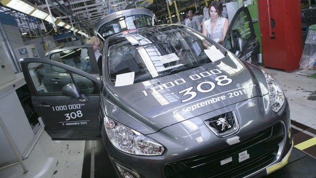 <p style="text-align: center; ">
	Около 10 хиляди служители на&nbsp;&nbsp;PSA Peugeot Citroen във Франция може да загубят работните си места. <em>Снимка: Peugeot</em></p>
