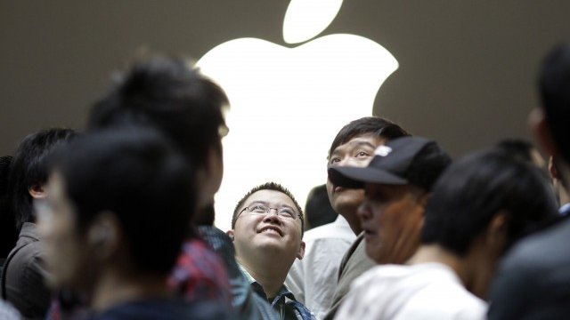<p style="text-align: center; ">
	И в Китай Apple има верни фенове. <em>Снимка: Ройтерс</em></p>
